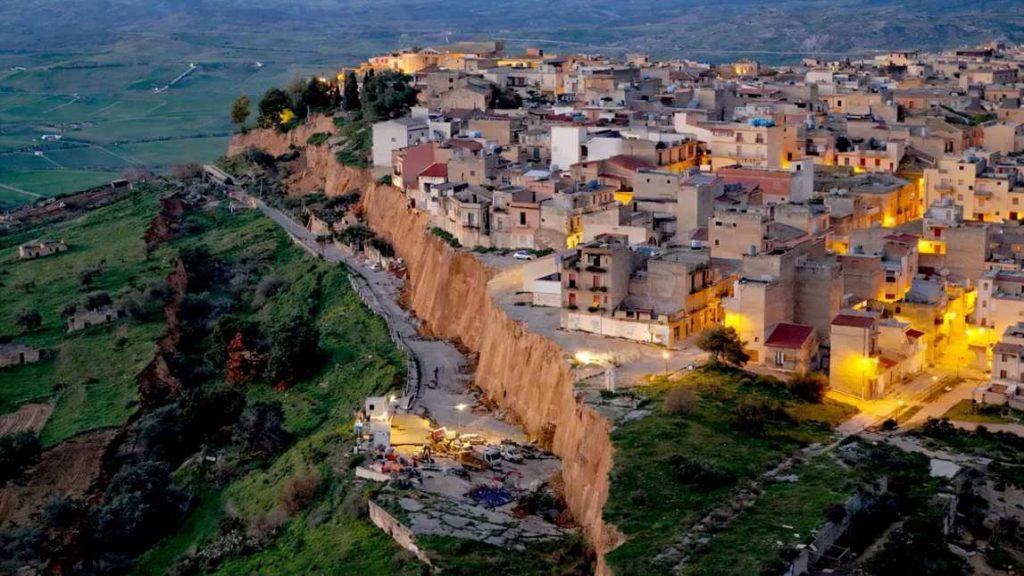 La frana di Niscemi, nel cuore della provincia di Caltanissetta, non è un evento improvviso ma la...