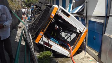 Minibus esce di strada a Capri, una decina di feriti