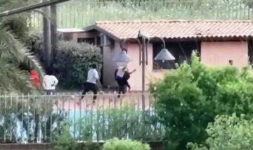 Migranti-in-quarantena-nellex-hotel-Villa-Sikania-giocano-a-calcio