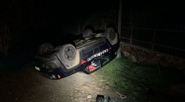 cappotta l'auto dei carabinieri