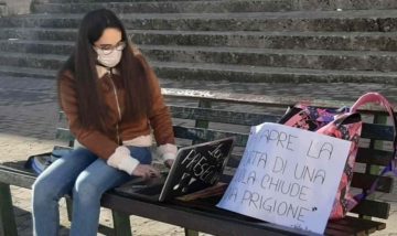 lucia e le lezioni sulla panchina per protesta