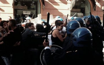 Scontri tra Polizia e studenti vicino al Teatro Massimo dove Renzi ha inaugurato l'anno accademico