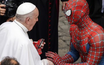 Papa: all'udienza generale in Vaticano c'è anche 'Spiderman'