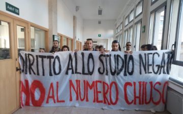 "Diritto allo studio negato. No al numero chiuso", striscione a Ingegneria