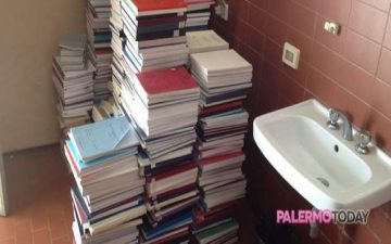 Tesi accatastate in bagno